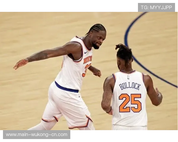 朱利叶斯·兰德尔篮下强攻效率提升显著，助尼克斯拉开内线差距